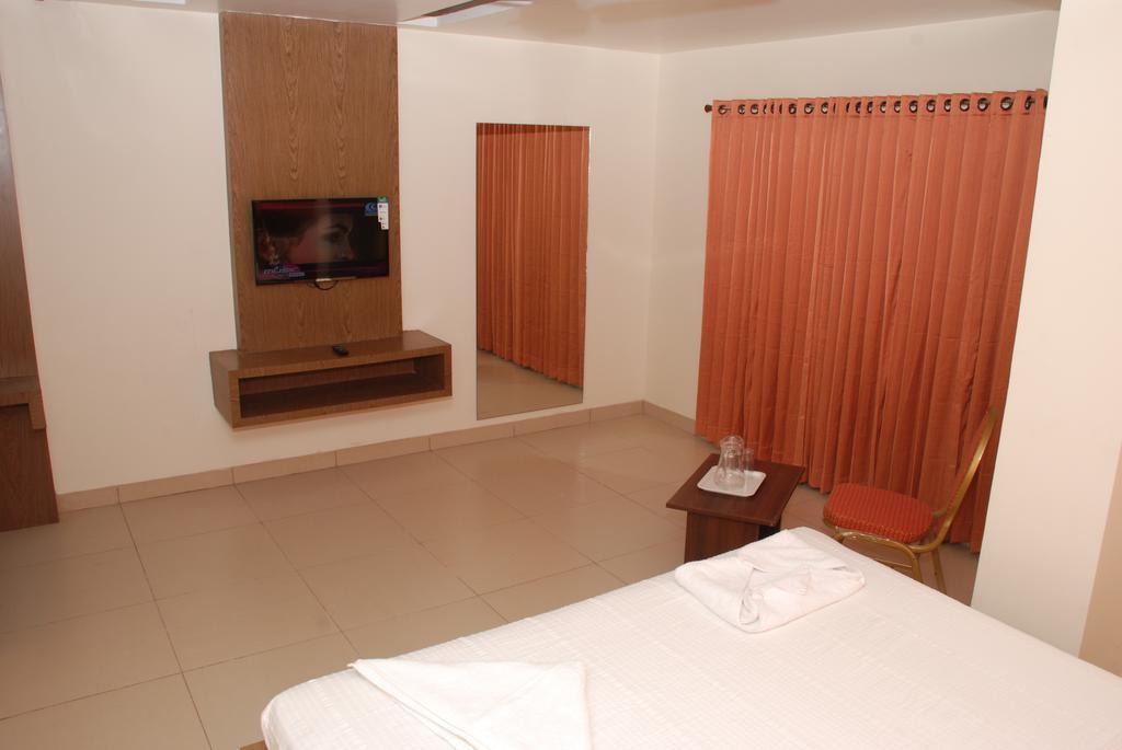 Hotel Pla Amrith Inn Tiruchirappalli Exterior foto