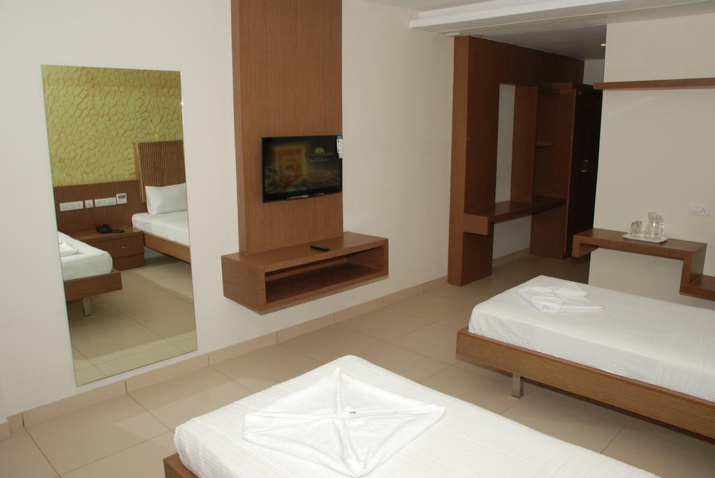Hotel Pla Amrith Inn Tiruchirappalli Exterior foto